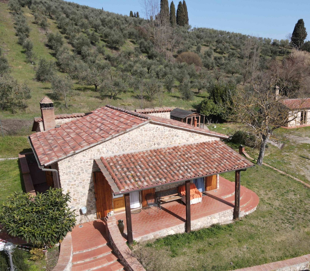 capanna a san gimignano drone