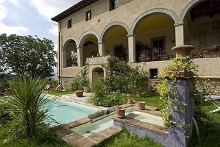 vendita villa con piscina colline toscane